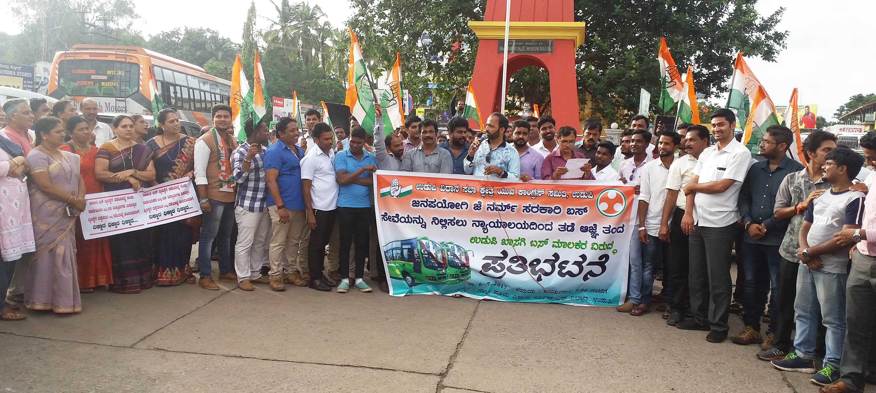 ಖಾಸಗಿ ಬಸ್ ಮಾಲಕರ ವಿರುದ್ಧ ಯುವ ಕಾಂಗ್ರೆಸ್ ಪ್ರತಿಭಟನೆ